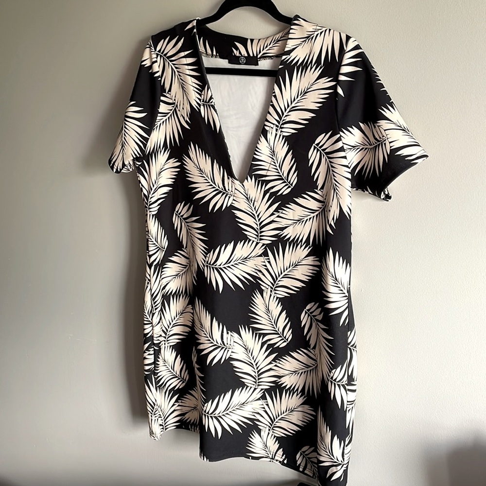 MISSGUIDED | v-neck lead print dress